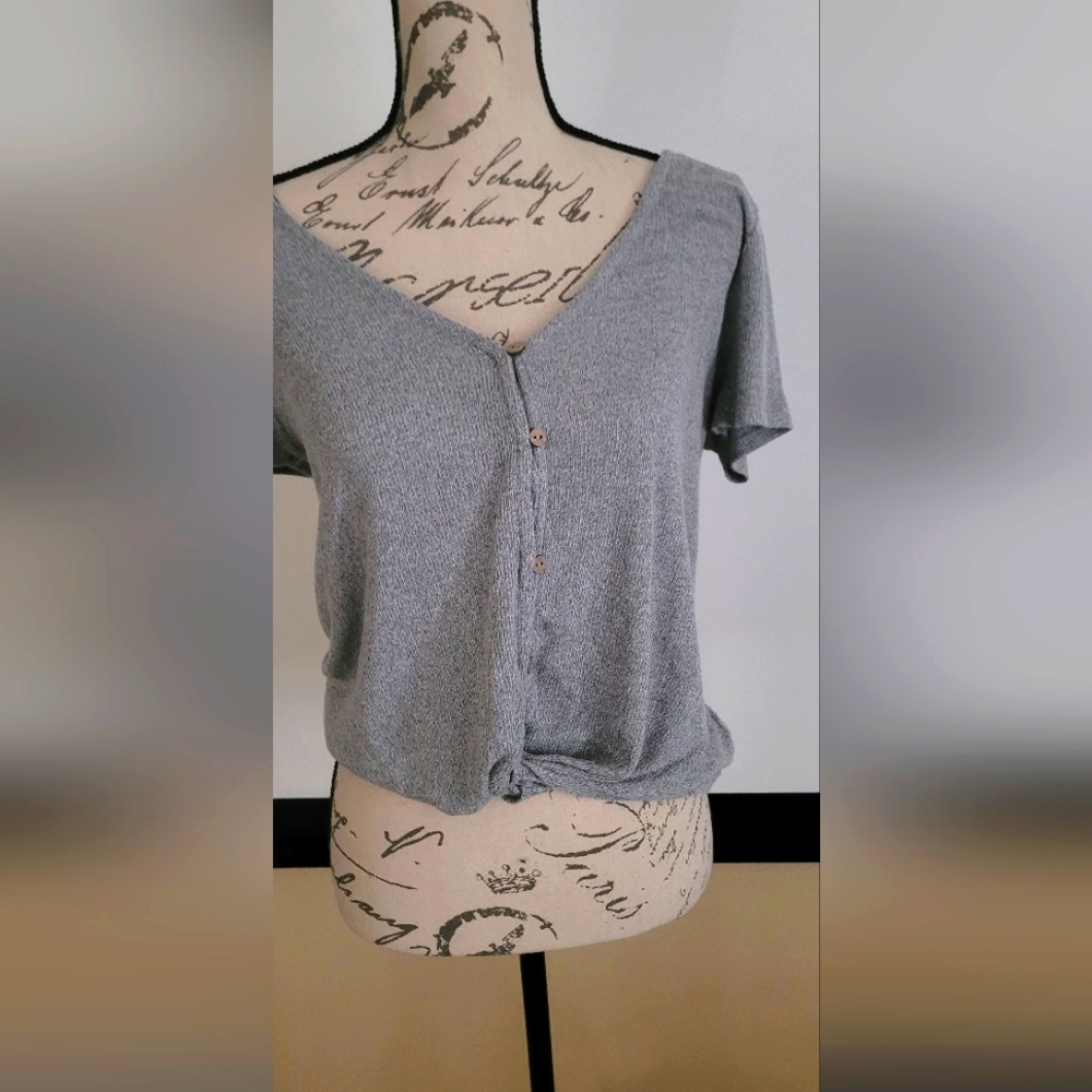 HIPPIE ROSE BUTTON CLOSE GREY RIBBED BLOUSE SIZE LARGE
